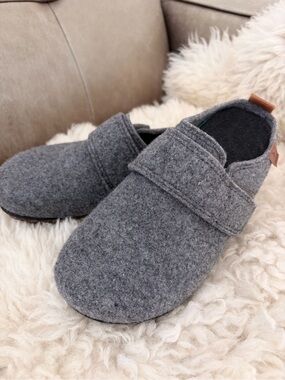 Women's Hartjes Gray Ty Felt Slip-On Mules with Adjustable Strap